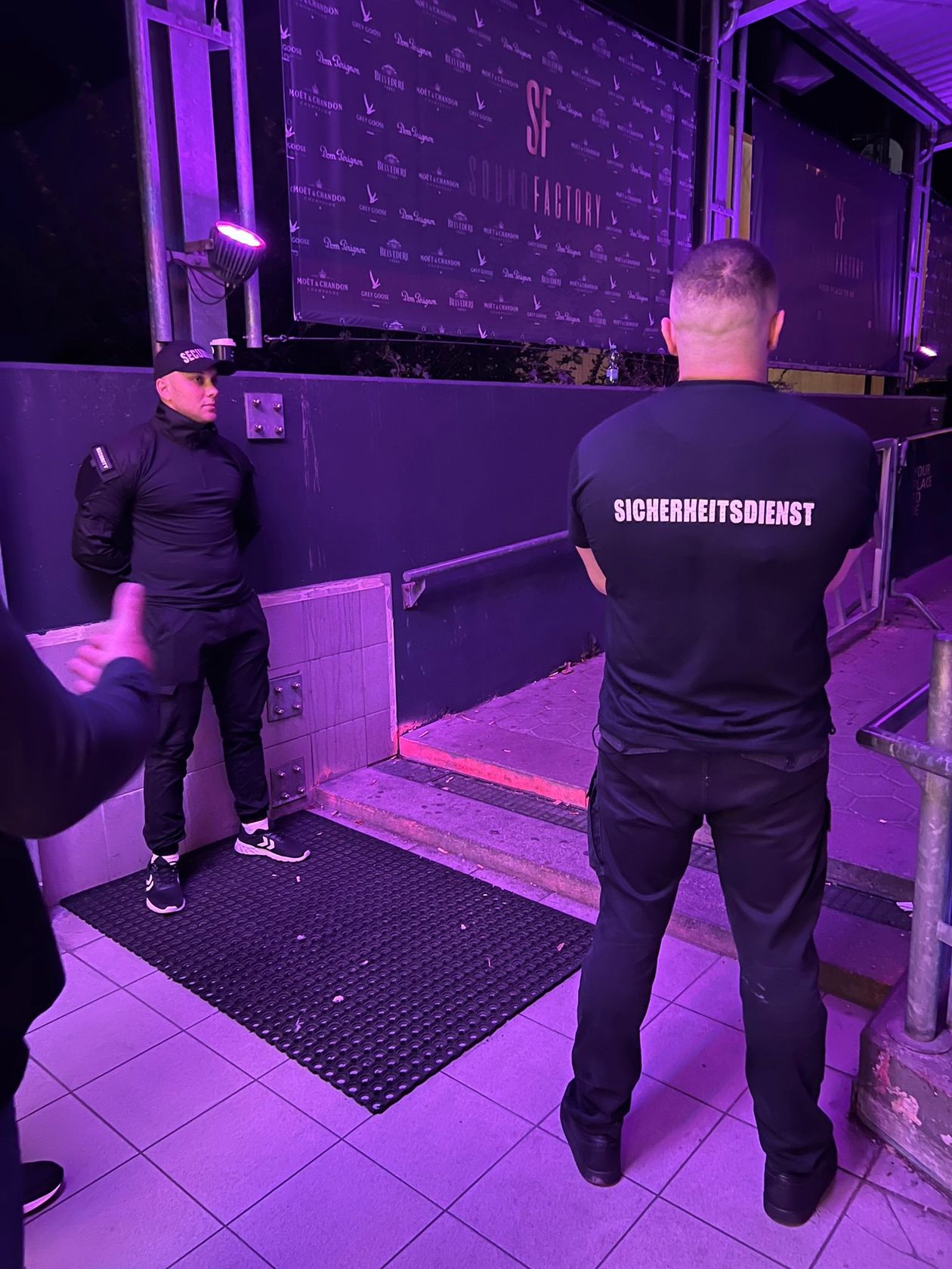 Einlasskontrolle vor einer Diskothek bei Nacht