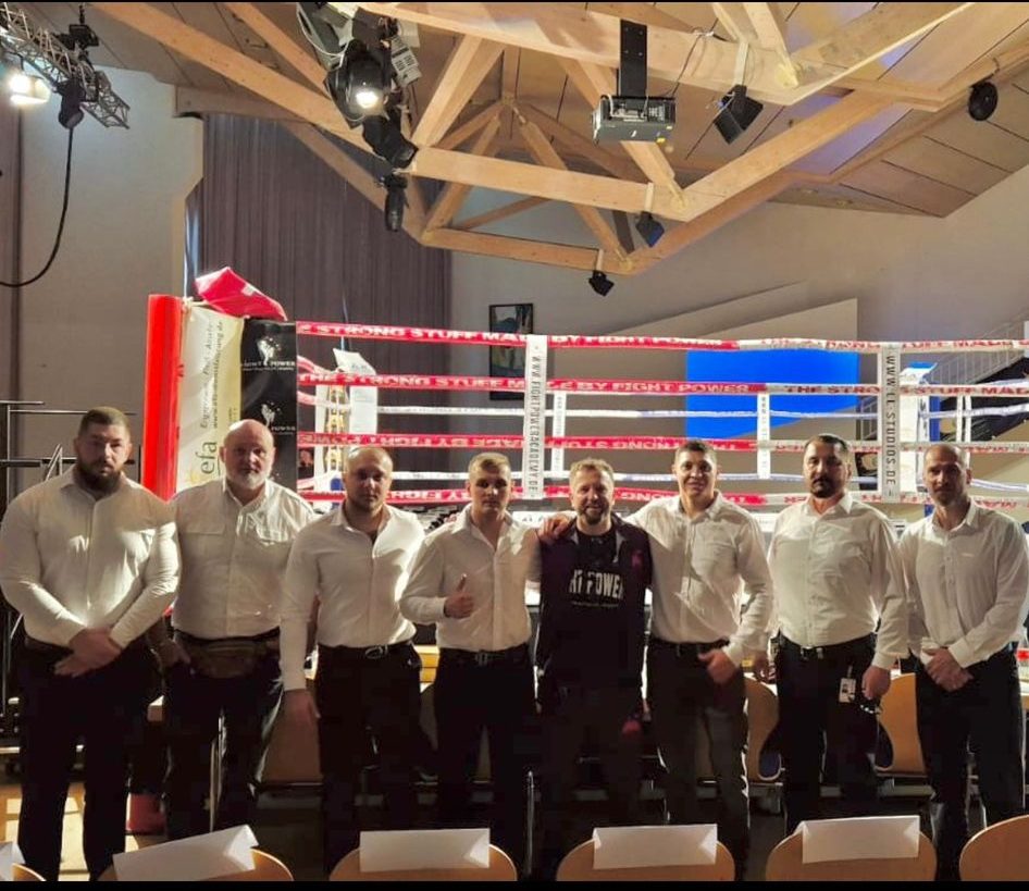 Sicherheitsteam am Boxring